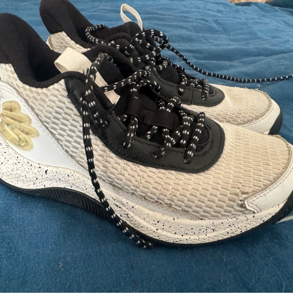 Curry Under Armour Cream and Black Kids Sneakers with Speckled Midsole